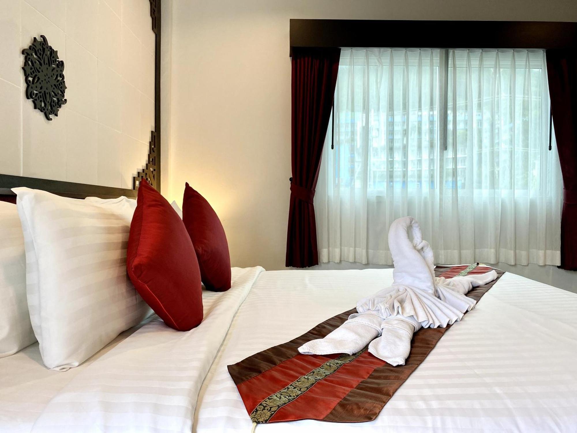 Sunray Beach Hotel Patong Bagian luar foto