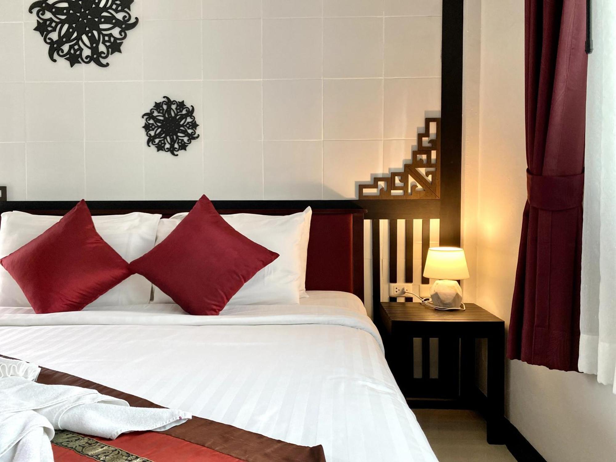 Sunray Beach Hotel Patong Bagian luar foto