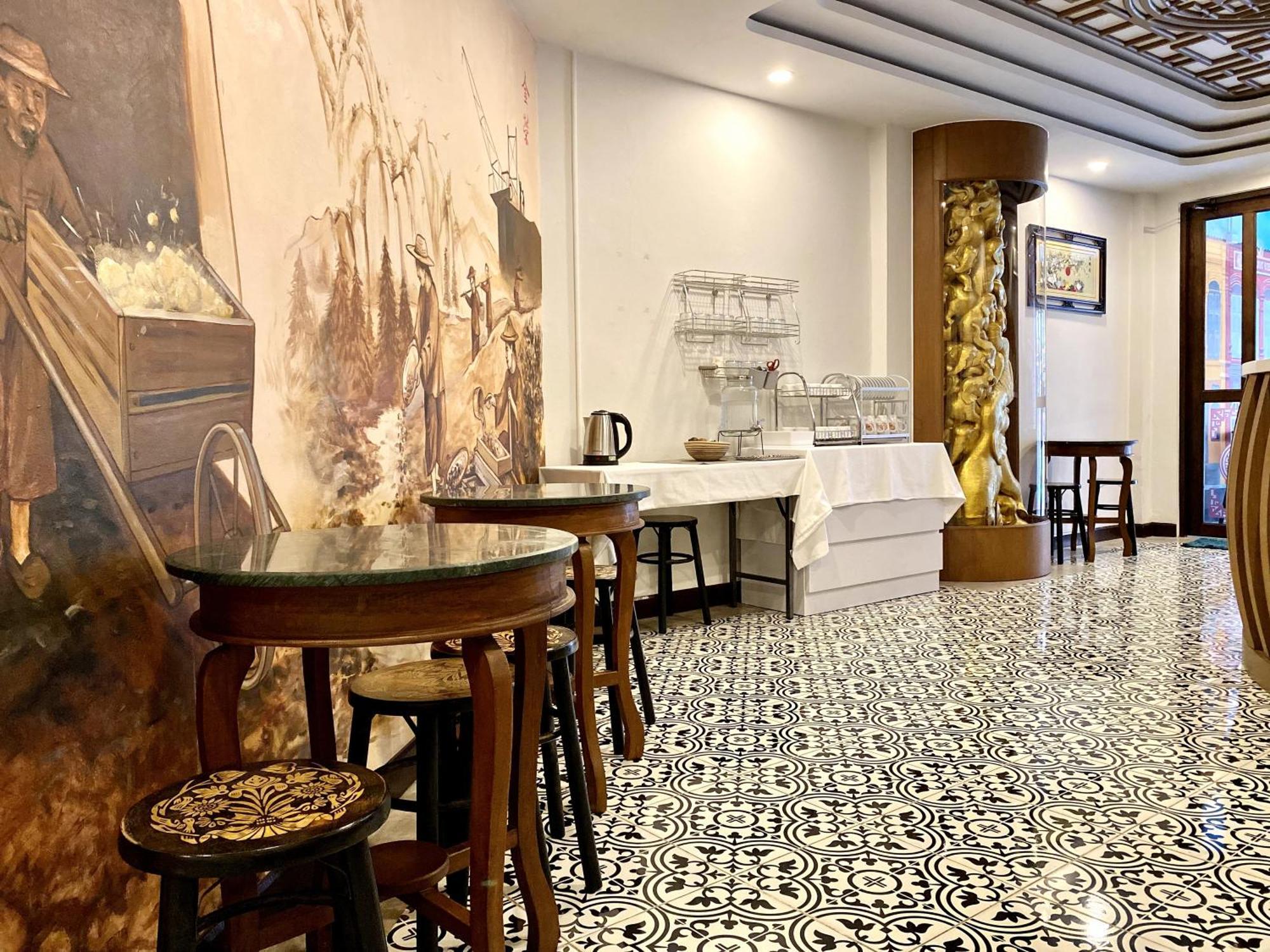 Sunray Beach Hotel Patong Bagian luar foto