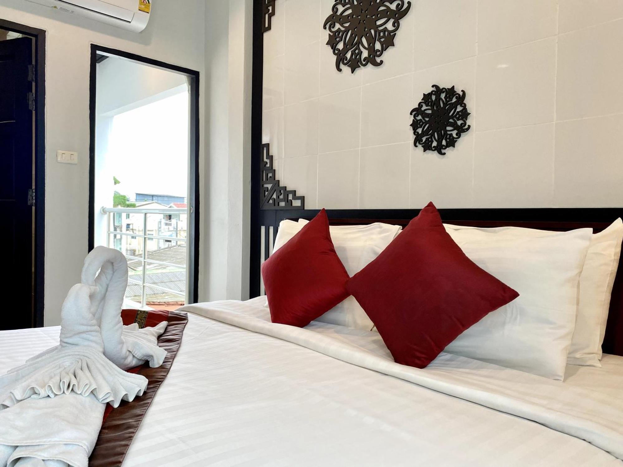 Sunray Beach Hotel Patong Bagian luar foto