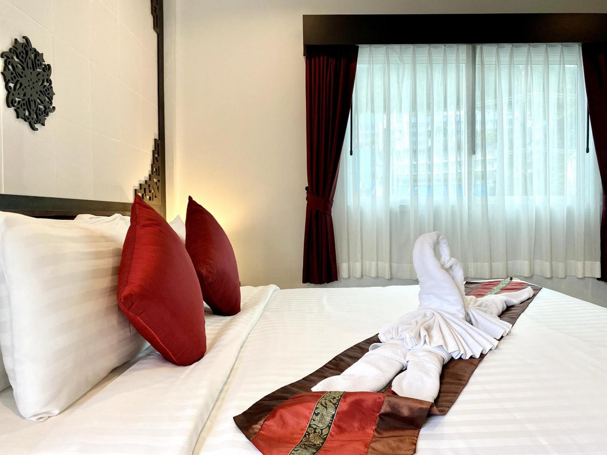 Sunray Beach Hotel Patong Bagian luar foto