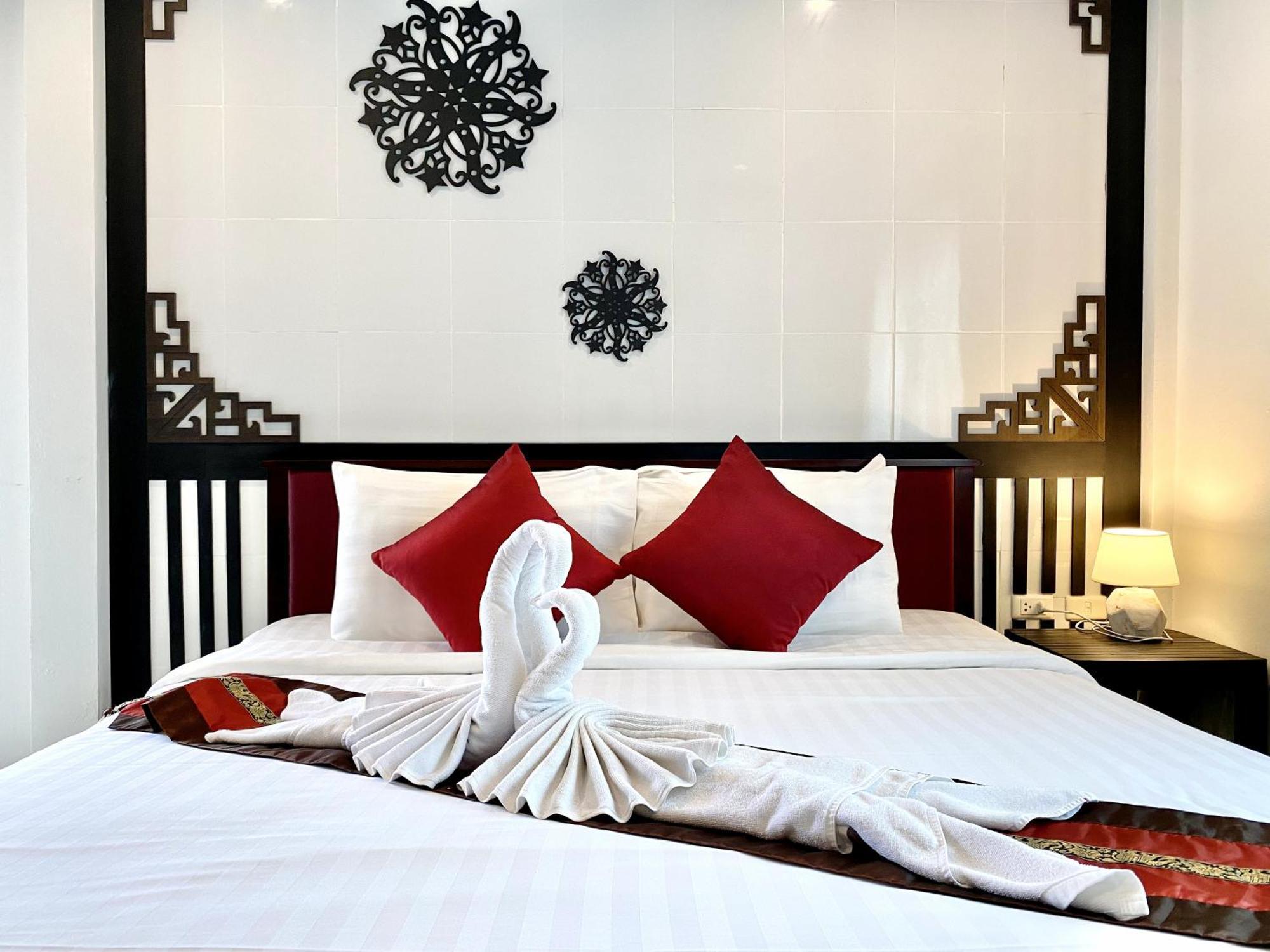 Sunray Beach Hotel Patong Bagian luar foto