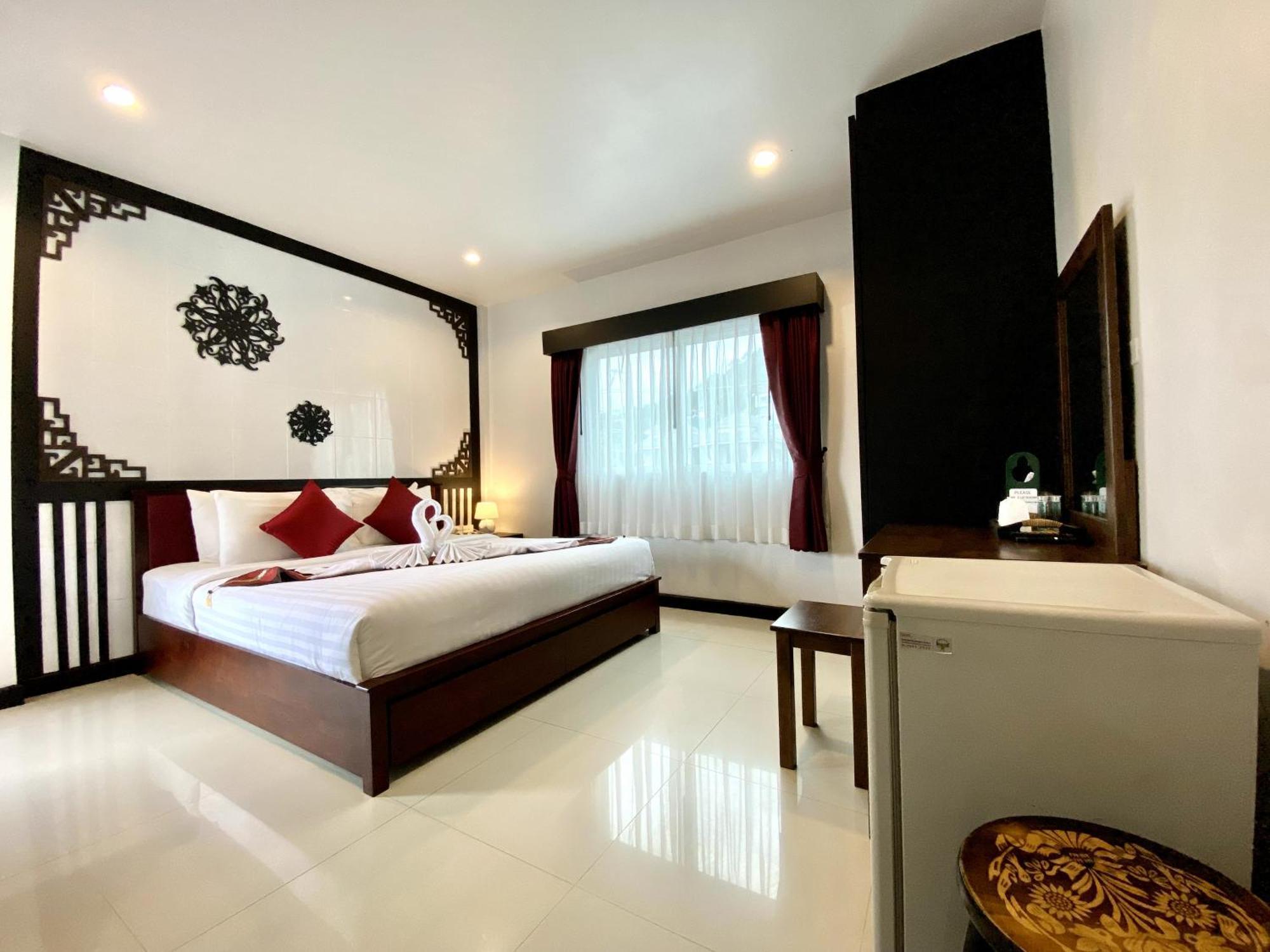 Sunray Beach Hotel Patong Bagian luar foto