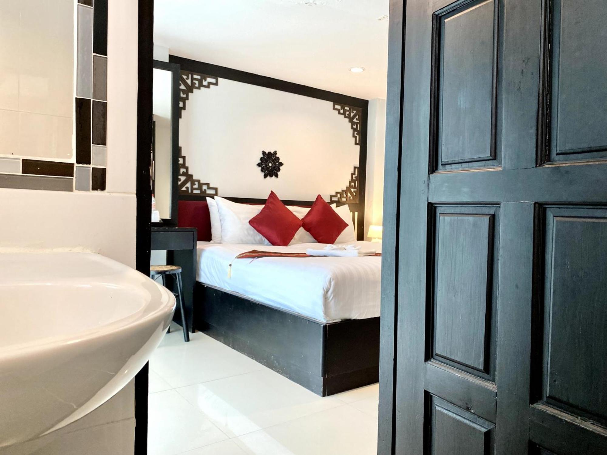 Sunray Beach Hotel Patong Bagian luar foto
