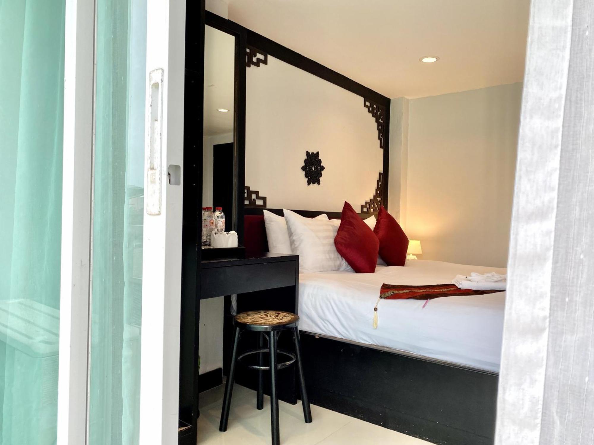 Sunray Beach Hotel Patong Bagian luar foto