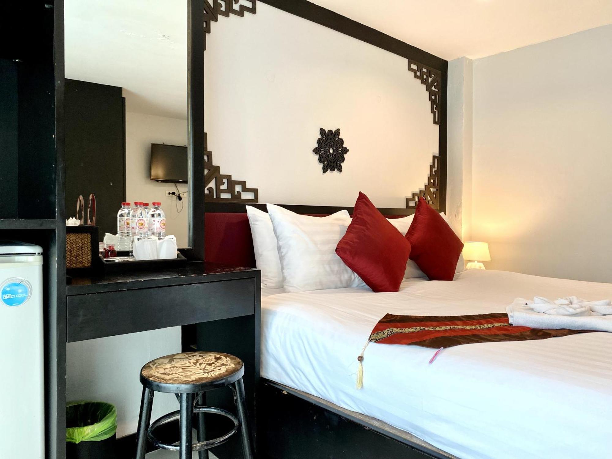 Sunray Beach Hotel Patong Bagian luar foto