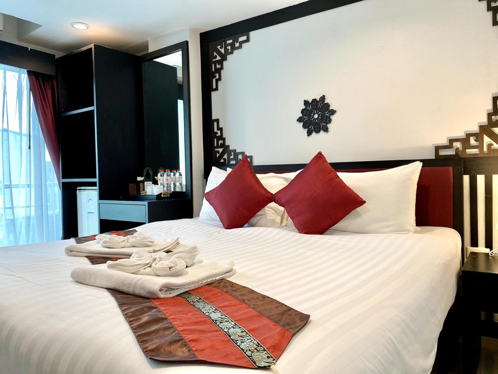 Sunray Beach Hotel Patong Bagian luar foto