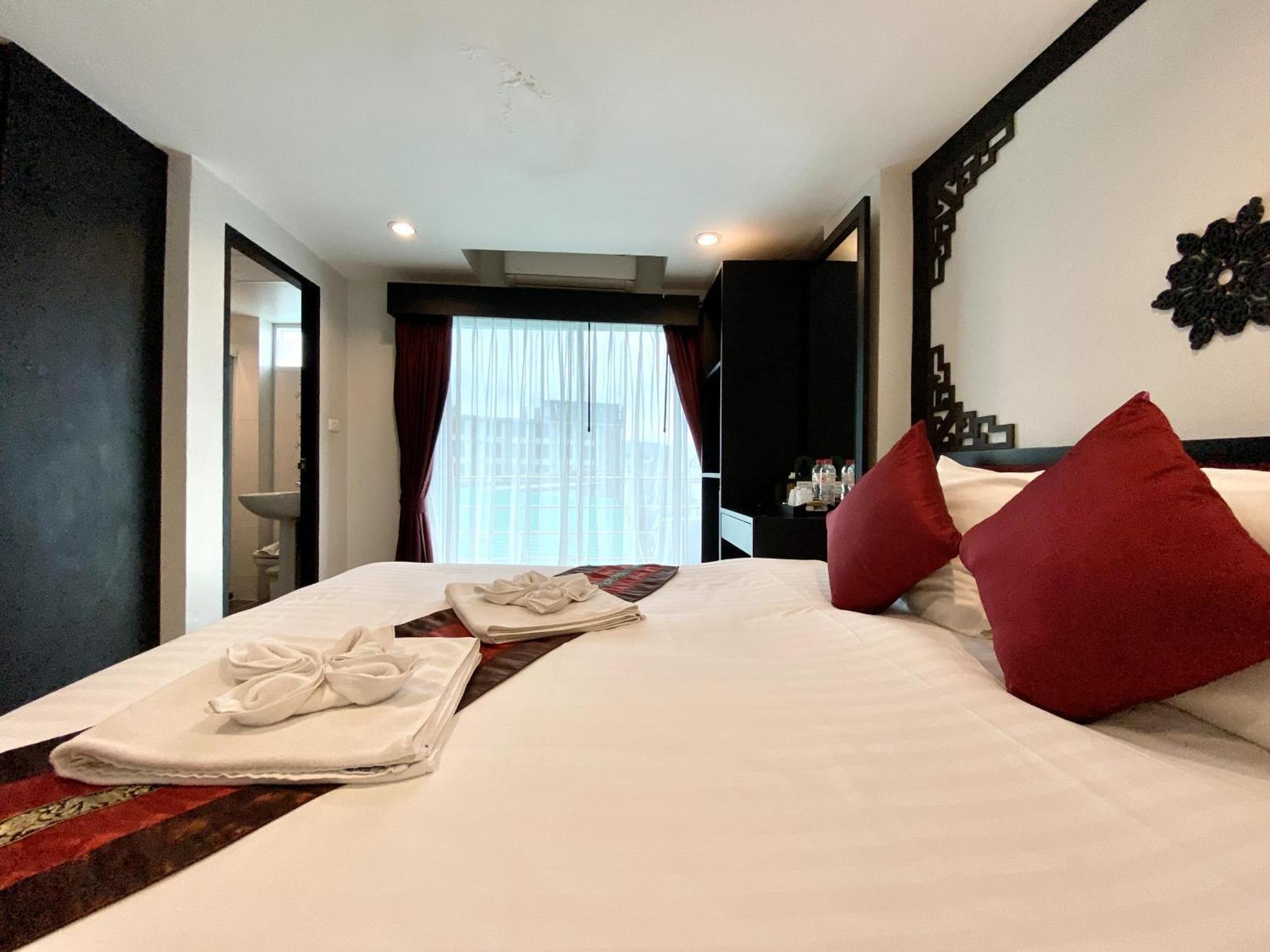 Sunray Beach Hotel Patong Bagian luar foto