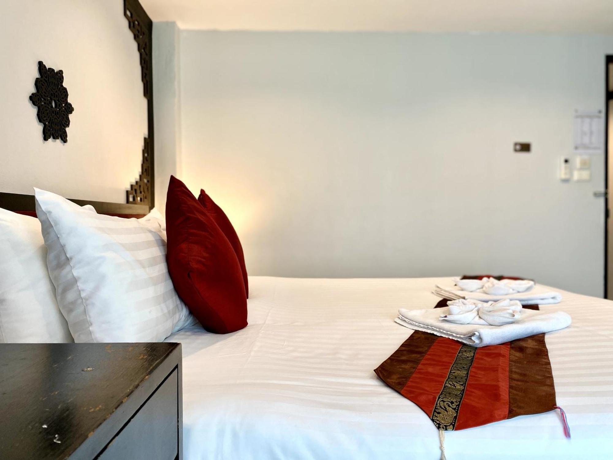 Sunray Beach Hotel Patong Bagian luar foto