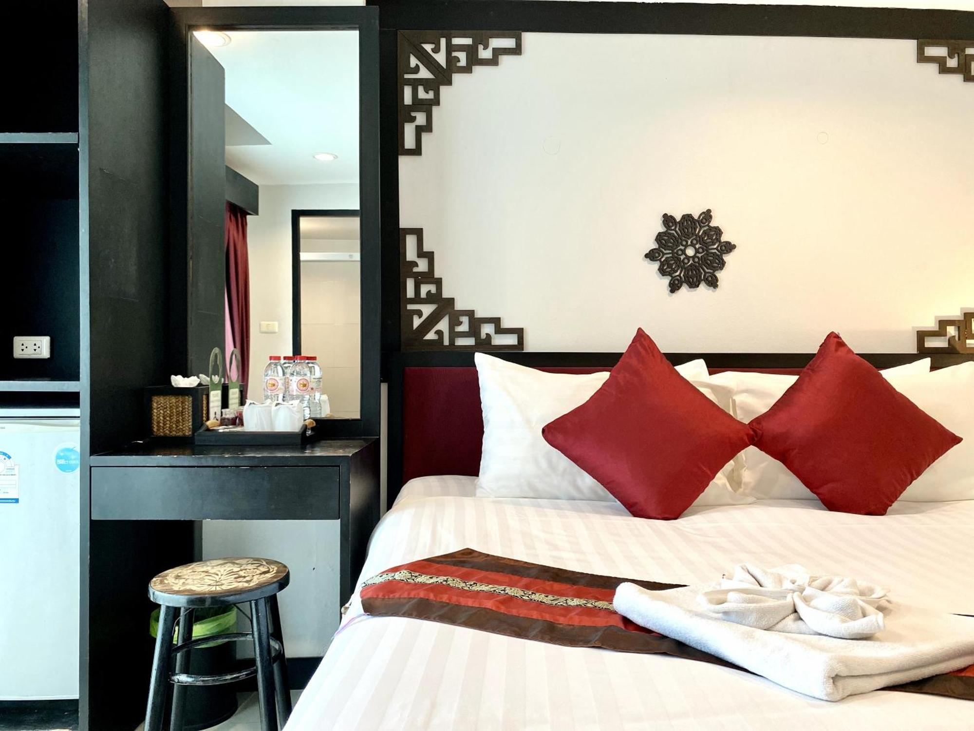 Sunray Beach Hotel Patong Bagian luar foto