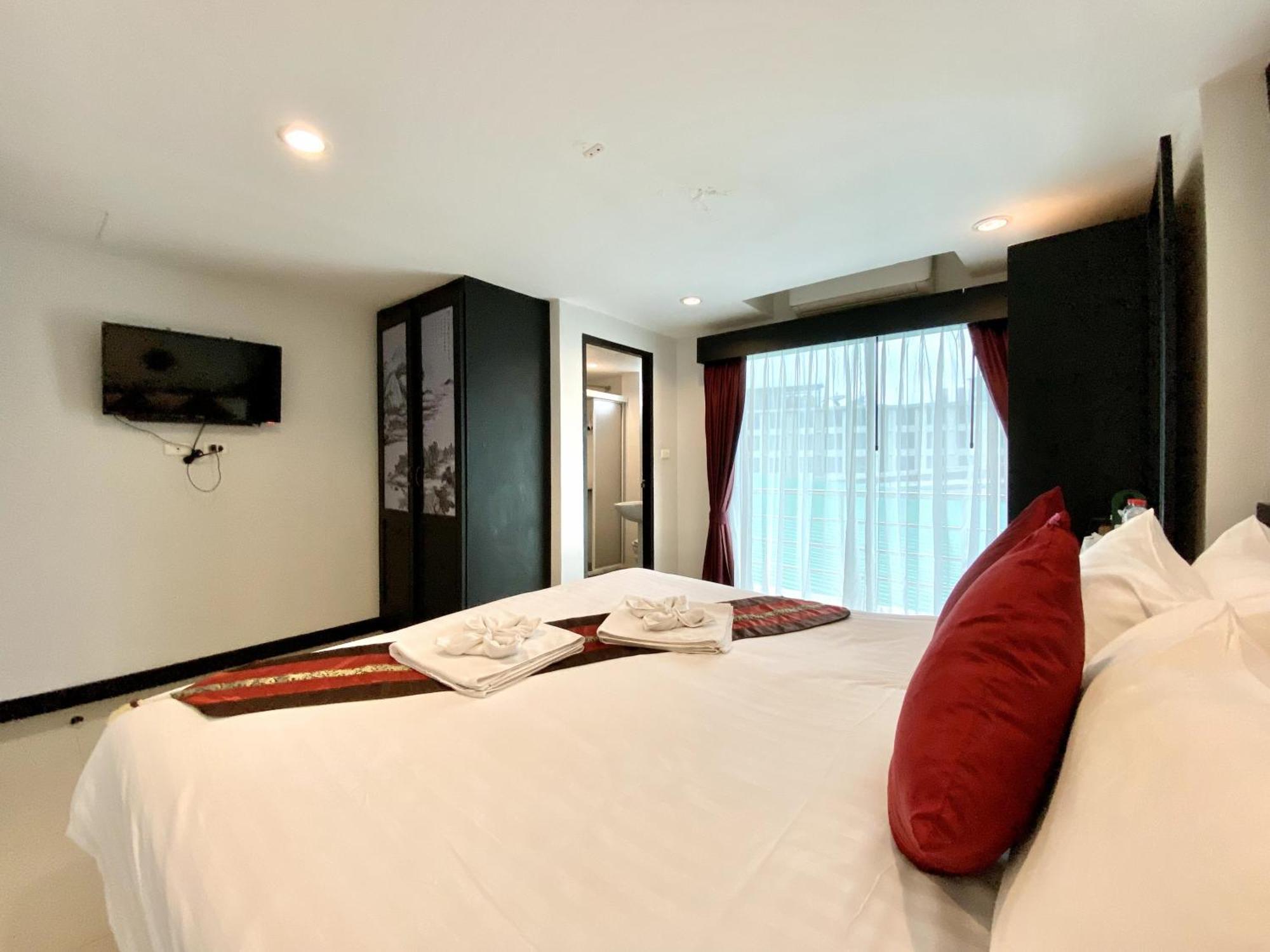 Sunray Beach Hotel Patong Bagian luar foto