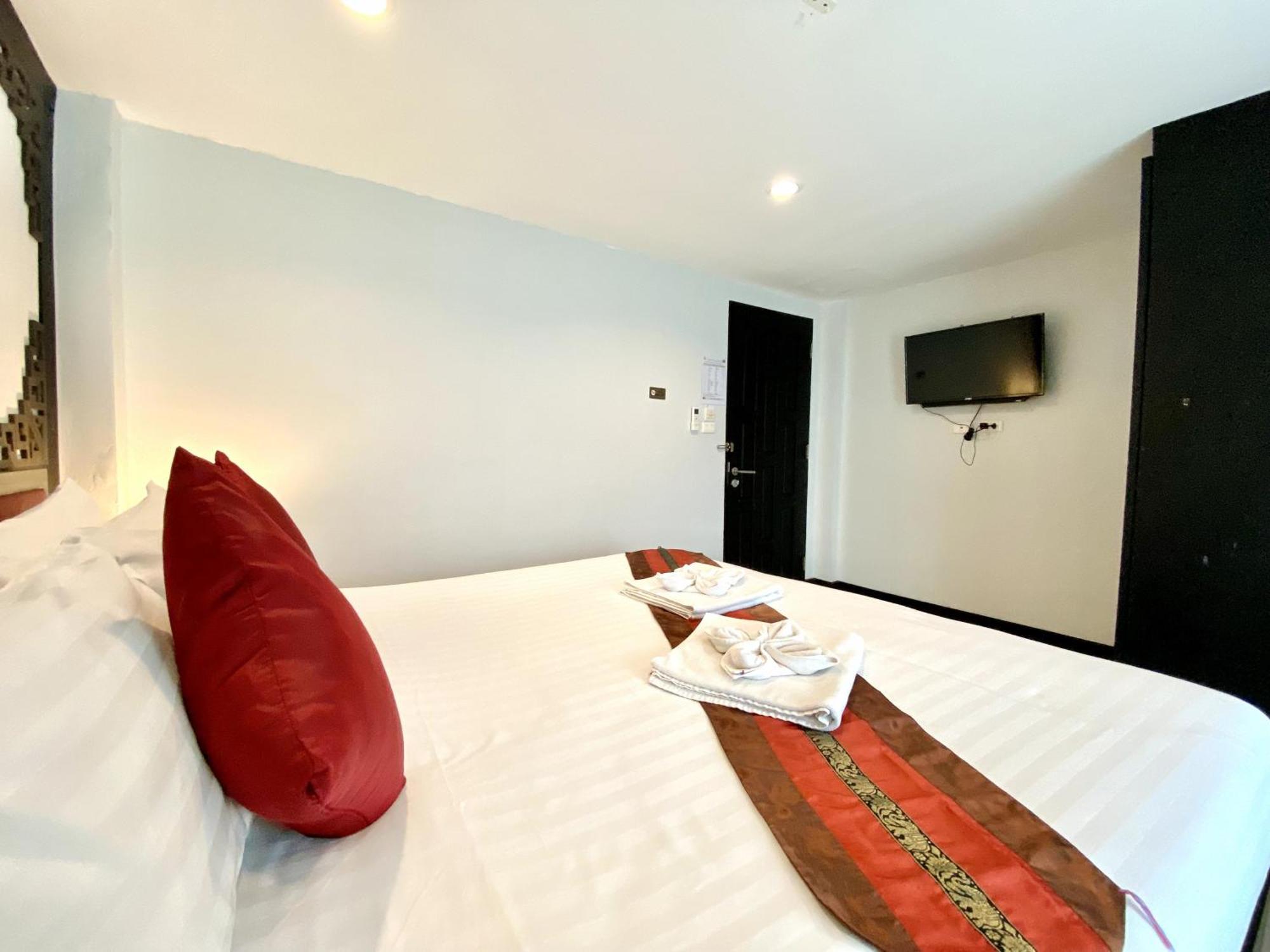 Sunray Beach Hotel Patong Bagian luar foto