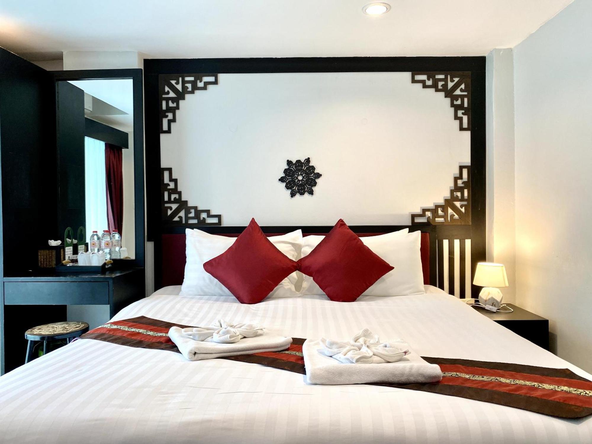 Sunray Beach Hotel Patong Bagian luar foto